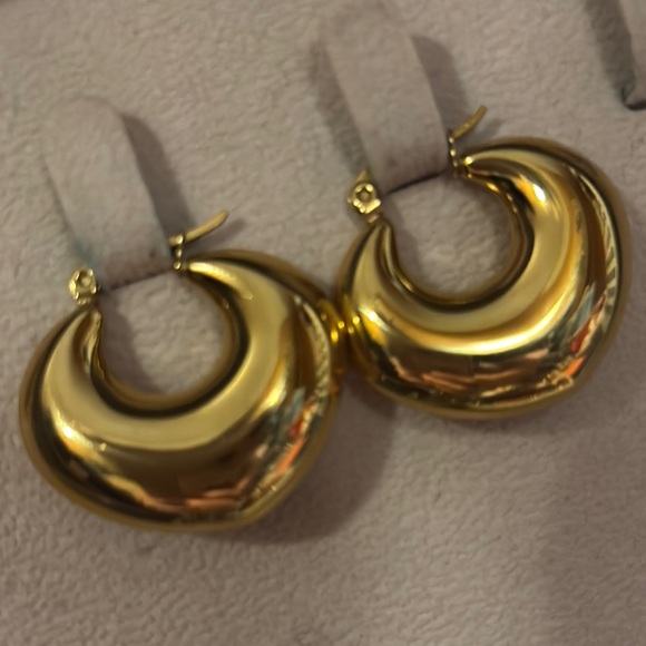 NWOT Gold Crescent Hoop Earrings - Picture 2 of 8